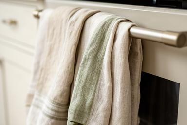 Set linnen keukendoeken in natuurlijke tinten over een lichte ovenhandgreep