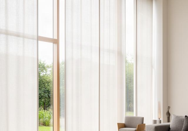 Lichte raamdecoratie voor hoge ramen in een moderne nieuwbouwwoning in Drunen